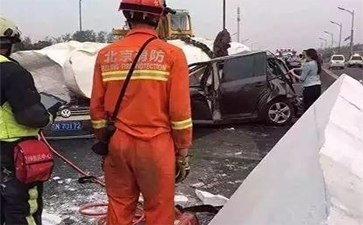 運(yùn)輸佛像的大車側(cè)翻，佛像摔斷，引發(fā)大堵車